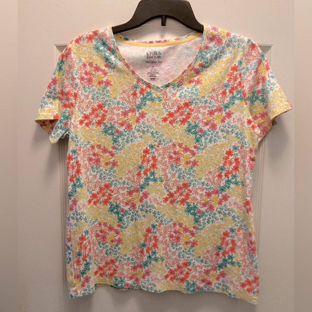 Croft & Barrow Floral The Classic Tee V-Neck  Shirt - size L